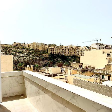 Private Bedroom With Balcony In A Shared Apartment At The Bay Of Xlendi Eksteriør billede