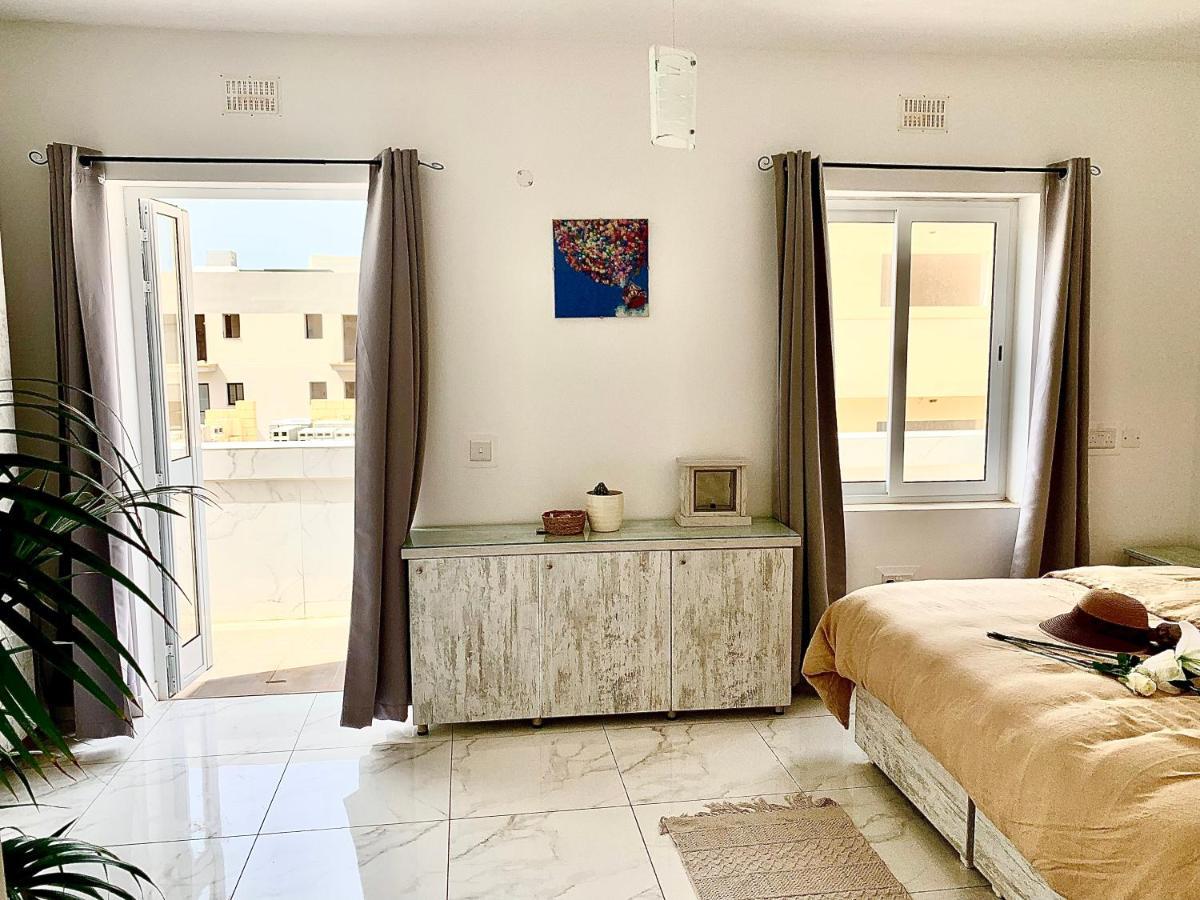 Private Bedroom With Balcony In A Shared Apartment At The Bay Of Xlendi Eksteriør billede